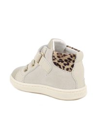 Sneaker alta in suede beige con fodera leopardata, punta rotonda, chiusura con lacci e velcro, e suola in gomma beige.