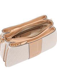 Bolso bandolera de tela color crema con un patrón geométrico, herrajes dorados y varios compartimentos con cremallera. Presenta un acento liso en beige.