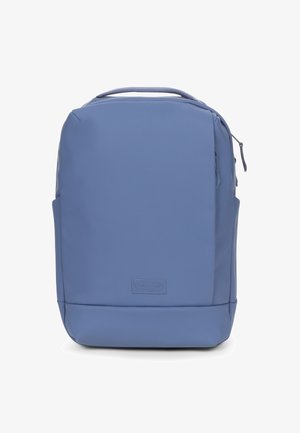 Sininen reppu, joka on valmistettu kestävästä, teksturoidusta materiaalista. Varustettu vetoketjullisella pääosastolla, sivutaskuilla ja yläkahvalla helppoa kantamista varten.