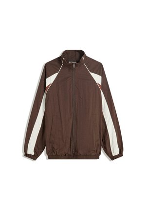 Smeđa jakna na zip s bijelim i maroon chevron prugama na rukavima, elastičnim manžetama i dva prednja džepa.