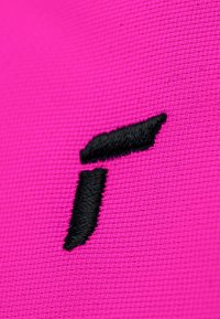 Rosa texturierte Fabric mit einem schwarzen gestickten Logo mit kantigen Elementen, das sich vor dem hellen Hintergrund abhebt.