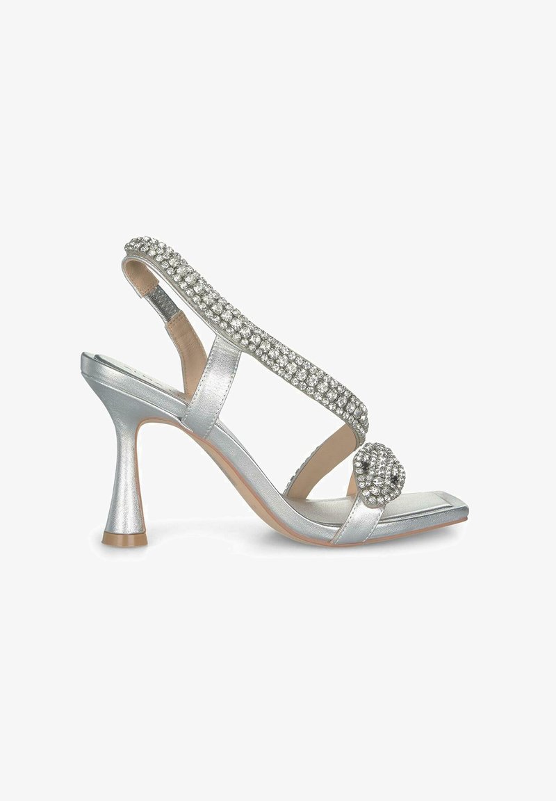 Silberne High-Heeled Sandale mit einem eleganten Design, Strassakzenten über dem Riemen und einem runden Strassdetail an der Zehe.