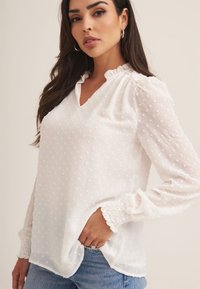 GINI LONDON - DOBBY FRILL NECK - Blouse - white Thumbnail Image 1