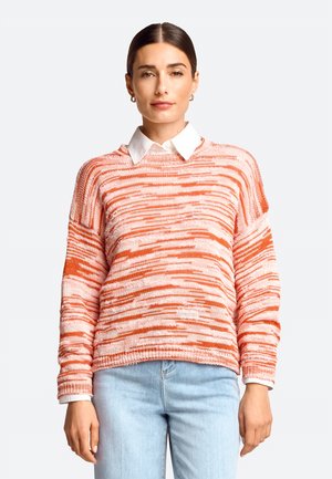 Strickpullover in Orange- und Rosatönen mit gestreiftem Muster, Rundhalsausschnitt und überschnittenen Schultern. Kombiniert mit einem weißen Hemd mit Kragen.
