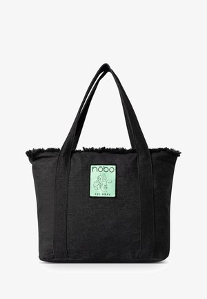 Borsa tote nera con bordo superiore sfilacciato, realizzata in tessuto. Presenta un'etichetta con logo verde e manici robusti per un facile trasporto.