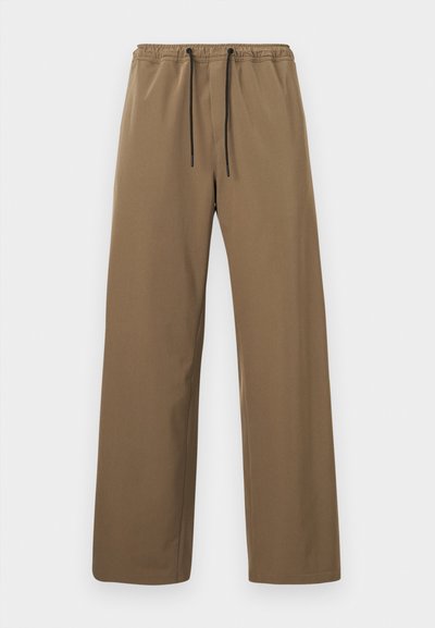 Pantalon marron à coupe droite avec taille élastique et cordons noirs, présenté sur un fond clair uni.