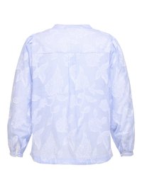 Svetlomodrá blúzka s dlhým rukávom, bielou kvetinovou výšivkou a jemnými vertikálnymi pruhmi, s voľným strihom a zapínaním na gombíky na manžetách.