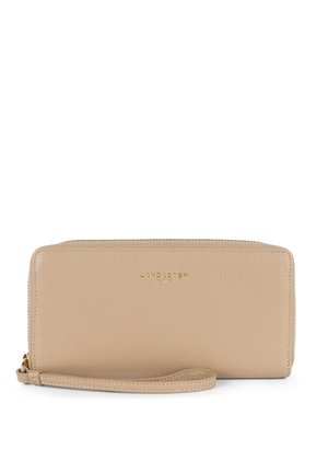 Portefeuille en cuir beige avec une finition texturée, de forme rectangulaire, avec un logo en relief doré, une fermeture éclair et une sangle de poignet attachée.
