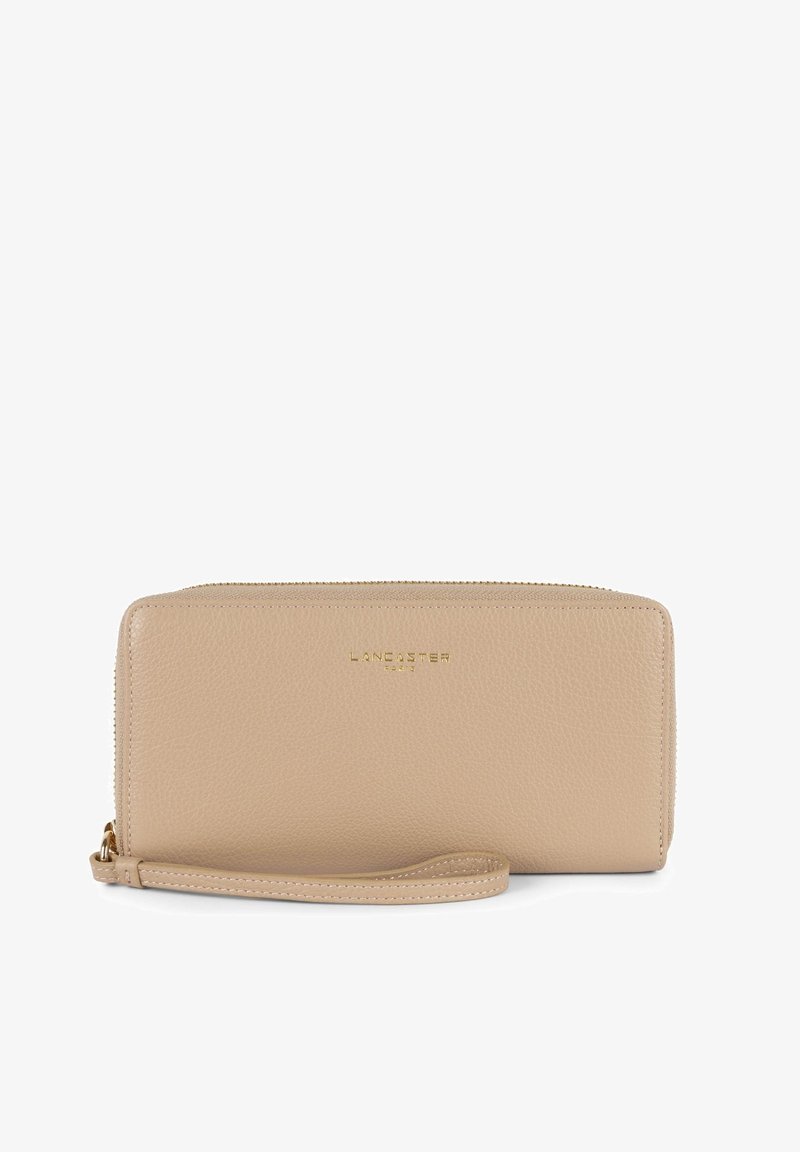 Portafoglio in pelle beige con una finitura testurizzata, forma rettangolare, logo in oro goffrato, chiusura con zip e un cinturino da polso attaccato.