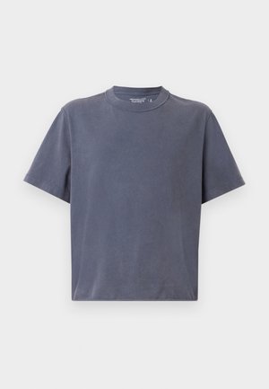 T-shirt gris foncé à manches courtes en coton doux avec un design classique à col rond et une coupe décontractée. Texture lisse sans motifs.