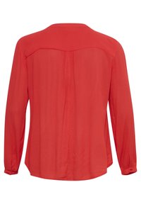 Chemise rouge à manches longues avec un tissu lisse, un col arrondi et des poignets boutonnés. Présente un détail subtil de pli au dos.