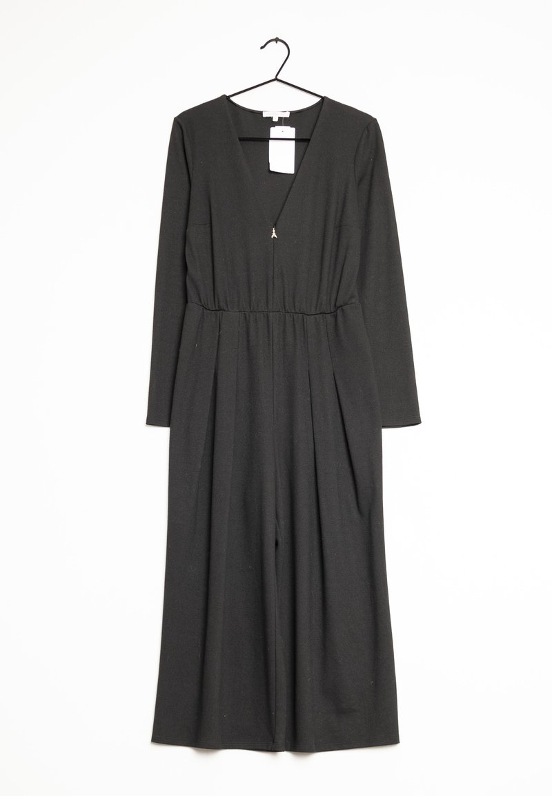Mono negro con mangas largas, escote en V, cintura elástica y piernas anchas; cuenta con un pequeño acento dorado y una etiqueta de venta adjunta.