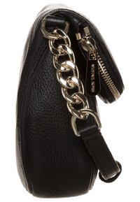 Borsa a mano in pelle nera con superficie texture, accentuata da una catena dorata e chiusura con zip sul lato, dotata di tracolla removibile.