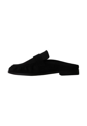 Mocassin noir à enfiler avec un petit talon, un bout arrondi et un détail de bride sur le dessus, vu de profil.