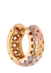 Gold- und Silber-Ohrstecker mit strukturierten Oberflächen und geometrischen Ausschnitten, die ein modernes, miteinander verflochtenes Design zeigen.