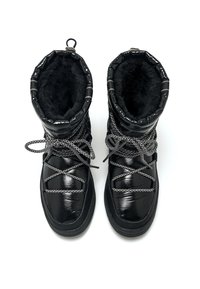 Botas impermeables negras con forro de piel sintética, que cuentan con una parte superior texturizada, cordones grises y una pestaña en la parte superior para facilitar su uso.
