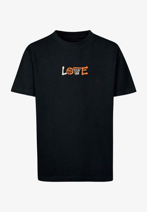 Zwarte katoenen t-shirt met geborduurde oranje en witte "LOVE" tekst, met een basketbalicoon in het ontwerp geïntegreerd. Korte mouwen.