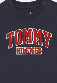 Tommy Hilfiger UNISEX - Triko s potiskem - blue