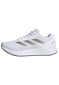 Chaussure de sport blanche avec tige en maille, trois rayures grises, semelle texturée et col légèrement rembourré. Conçue pour le confort et la performance.