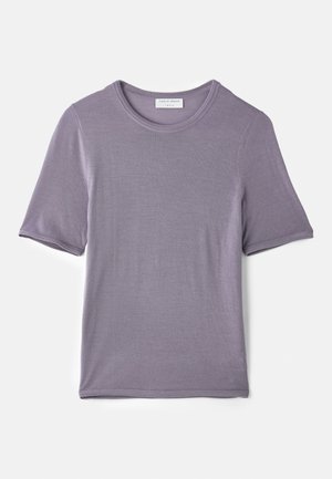 T-shirt roxa de mangas curtas feita de um tecido suave, com um decote redondo e uma bainha reta, apresentando uma textura lisa e sem padrões visíveis.