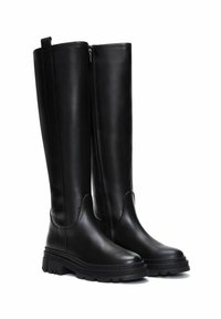 Stivali alti fino al ginocchio in pelle nera con una texture liscia, punta tondeggiante e suola in gomma spessa. Presentano una cerniera laterale e una linguetta per una facile calzata.