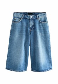 Shorts en denim bleu clair avec une coupe ample, dotés d'une ceinture robuste, de cinq poches et d'un ourlet se terminant juste au-dessus du genou.