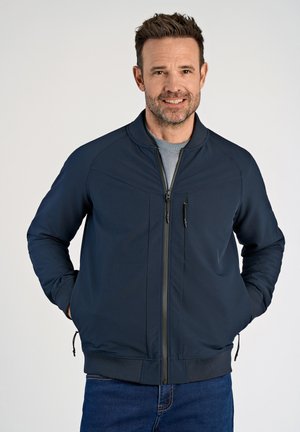 Giacca bomber blu navy con zip frontale, due tasche laterali e polsini a coste. Presenta una texture liscia e un design semplice e moderno.