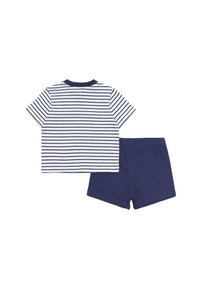 Maglietta a maniche corte a righe bianche e blu navy con pantaloni corti blu navy abbinati, realizzata in morbido cotone, con scollo rotondo e senza loghi visibili.
