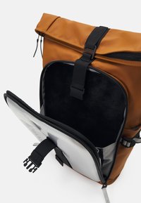 Rains TEXEL MOULDED BACKPACK UNISEX - Ryggsäck - rust
