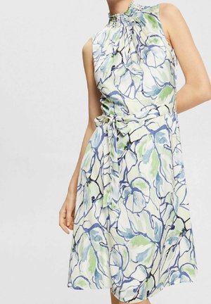 Robe sans manches longueur genoux avec col haut froncé, ceinture à nouer à la taille, et motif floral abstrait en nuances de bleu, vert et blanc.