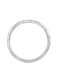 Sterlingsilverring med en texturerad, organisk design. Rund form med en polerad inre band och en halvmatte, skulpterad yta.