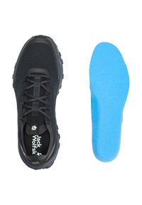Chaussure de sport noire avec lacets, accompagnée d’une semelle intérieure en mousse bleue séparée, présentées côte à côte sur un fond blanc.