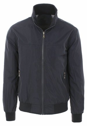 Giacca zip con collo alto di colore blu navy, dotata di tasche laterali con zip, polsini e orlo a coste. Realizzata in materiale leggero e resistente all'acqua.