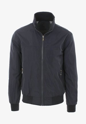 Giacca zip con collo alto di colore blu navy, dotata di tasche laterali con zip, polsini e orlo a coste. Realizzata in materiale leggero e resistente all'acqua.