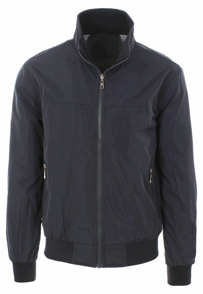 Giacca zip con collo alto di colore blu navy, dotata di tasche laterali con zip, polsini e orlo a coste. Realizzata in materiale leggero e resistente all'acqua.