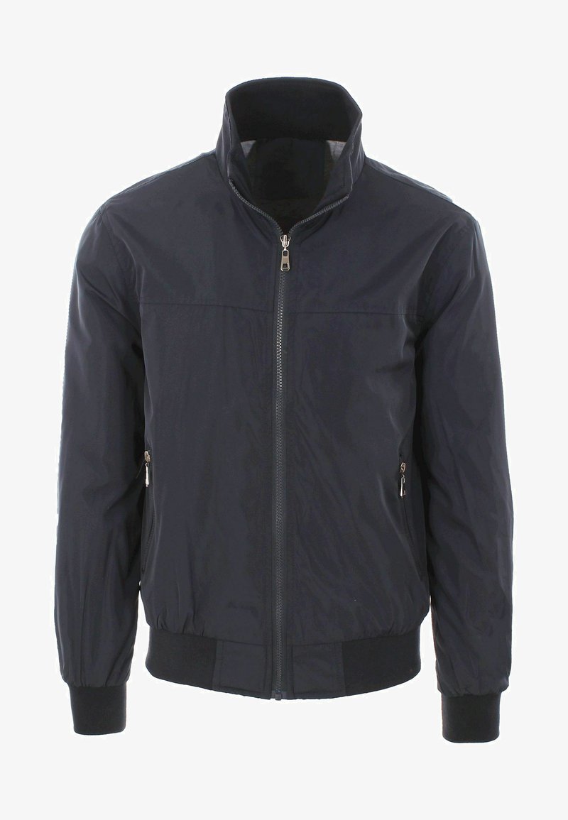 Giacca zip con collo alto di colore blu navy, dotata di tasche laterali con zip, polsini e orlo a coste. Realizzata in materiale leggero e resistente all'acqua.