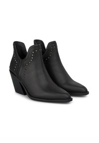Botas de tobillo de cuero negro con punta afilada, tacón bloque de altura media y acentos de tachuelas a lo largo de los lados. Textura suave con un diseño moderno.