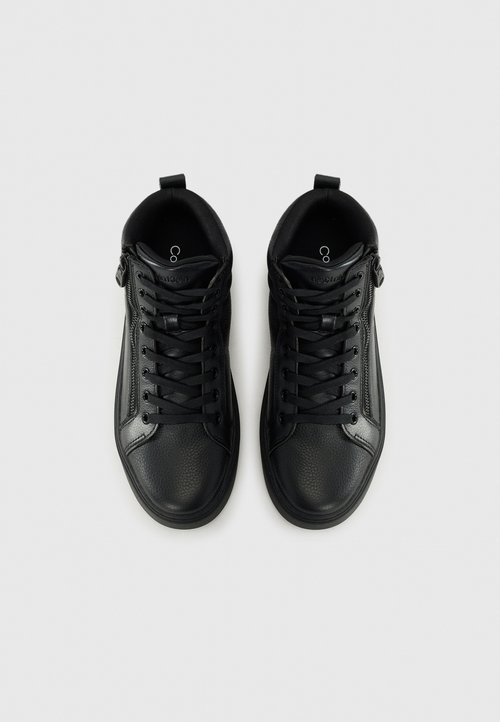 Juodi aukšti sportbačiai iš tekstūruotos odos, su raišteliais, šoniniu užtrauktuku ir lygaus gumos padu.
