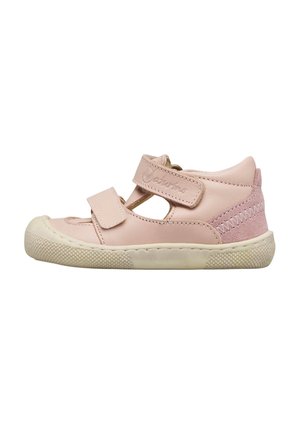 Scarpa per toddler rosa chiaro con due cinturini regolabili in Velcro, suola in gomma e toppa in pelle scamosciata sul tallone, mostrata di profilo su sfondo bianco.
