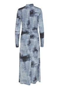 Vestido azul de manga longa com um padrão texturizado e detalhes em tons mais escuros, com detalhe franzido nas costas e um decote alto.