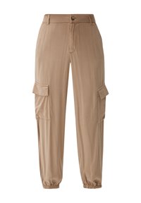 Pantalones cargo beige hechos de tejido suave con una cintura elástica, que cuentan con dos bolsillos laterales y puños elásticos en los tobillos.