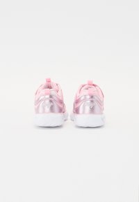 Des chaussures de sport roses avec des accents métalliques brillants, une semelle texturée et des cols rembourrés ; elles présentent un logo sur le côté et des languettes pour un enfiler facile.