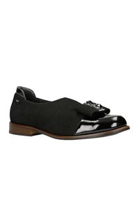 Černá bota s semišovým svrškem, lesklou lakovanou špičkou a ozdobnou mašlí se stříbrnými detaily. Dřevěný podpatek pro stabilitu.