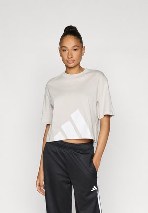 ESSENTIALS BIG LOGO BOYFRIEND  - Μπλουζάκι με στάμπα - alumina/white