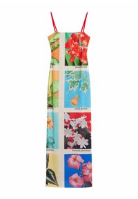 Maxiklänning med blommönster i klara färger, med en figurnära överdel och tunna röda band. Tillverkad av lätt, mjukt tyg.