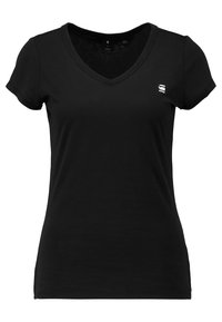 Czarna koszulka z krótkim rękawem i dekoltem w serek, wykonana z miękkiego materiału, z małym białym logo na lewej części klatki piersiowej. Gładka faktura.
