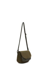 Bolso bandolera de ante verde oliva con cierre de solapa, hardware en plata y correa ajustable. Cuenta con un detalle de bolsillo frontal en contraste.