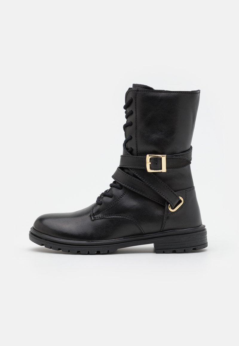 Černá kožená vojenská bota do poloviny lýtek se postranním popruhem s přezkou, předními šněrováním a silnou gumovou podrážkou na jednoduchém bílém pozadí.