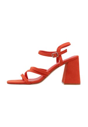 Sandalia de mujer de ante rojo con tacón bloque, tres tiras delanteras y correa ajustable con hebilla en el tobillo, mostrada en vista lateral sobre fondo blanco.