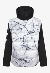 Polstret vest med sort hætte og lange ærmer. Hvid krop med et mønster i sprukken tekstur, sorte detaljer på ærmerne med logodetalje.